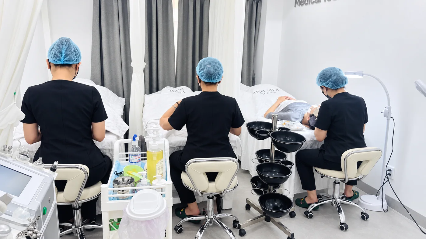Kỹ thuật viên thực hiện liệu trình cho khách tại Kim DMP Gò Vấp